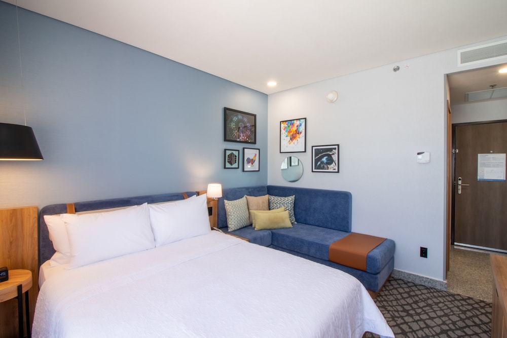 Business Room, 1 Queen Bed, Refrigerator - Photo 3