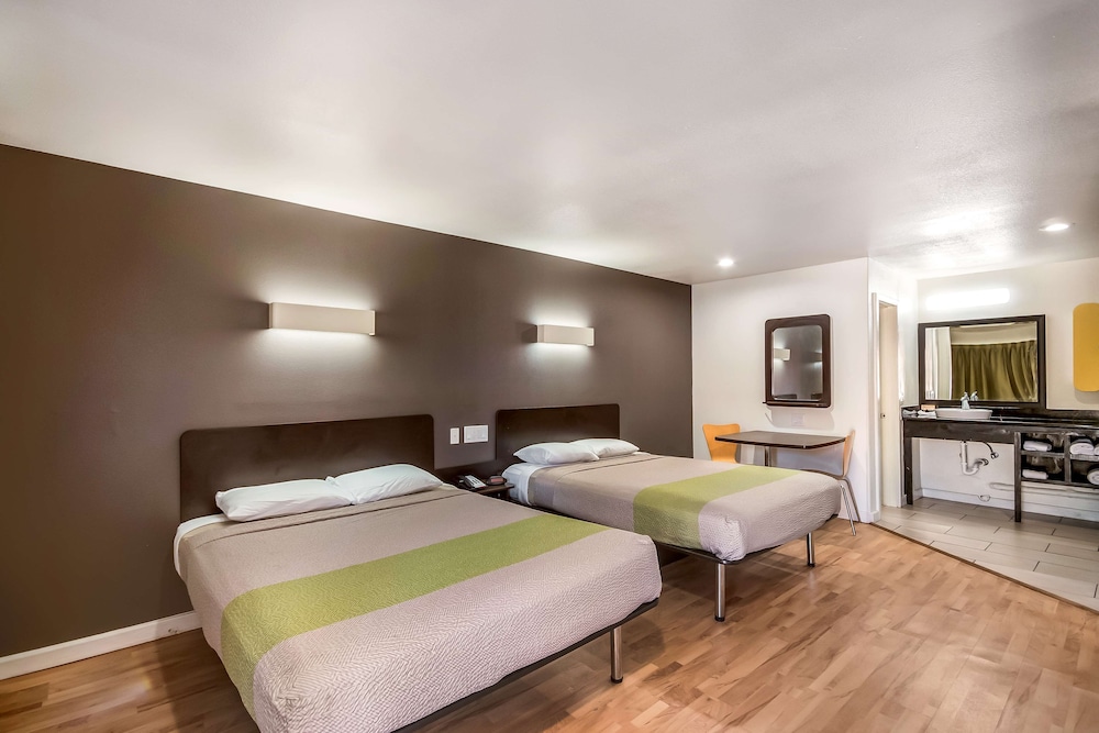 Deluxe Room, 2 Queen Beds, Non Smoking, Kitchenette - Photo 9