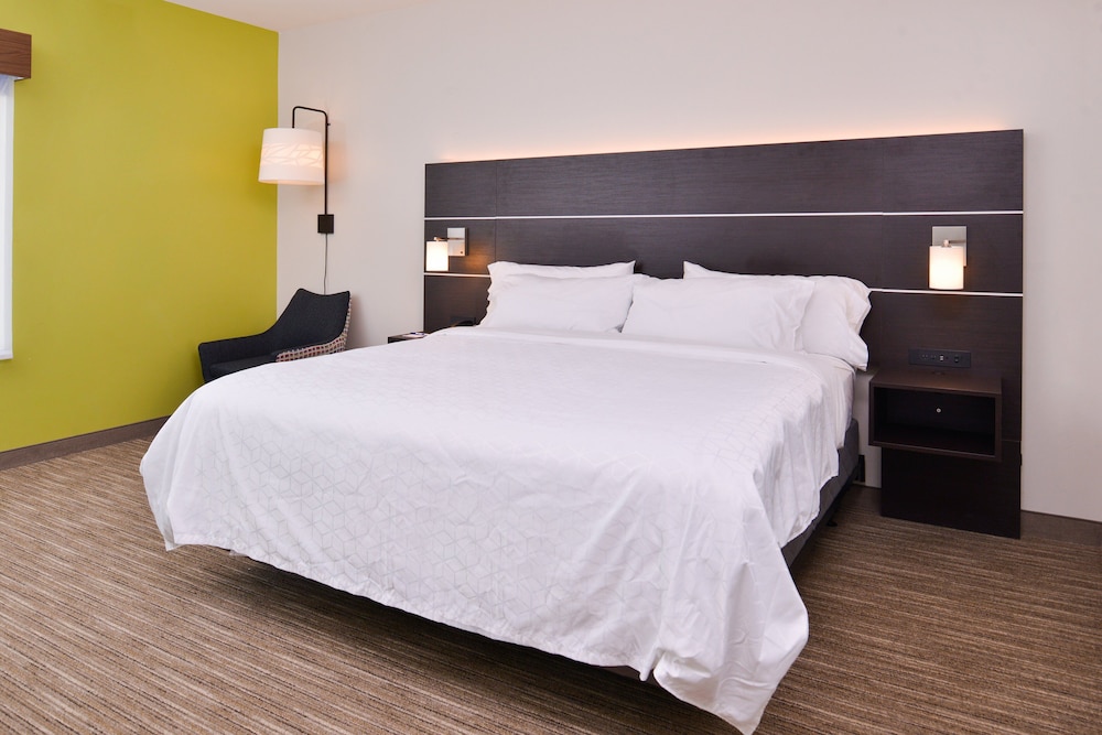 Standard Room, 1 King Bed, Accessible (Communications, Roll-In Shower) - Photo 7