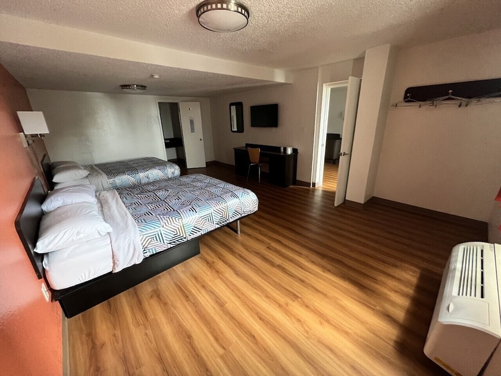 Deluxe Suite, 2 Queen Beds, Non Smoking, Refrigerator & Microwave photo 3
