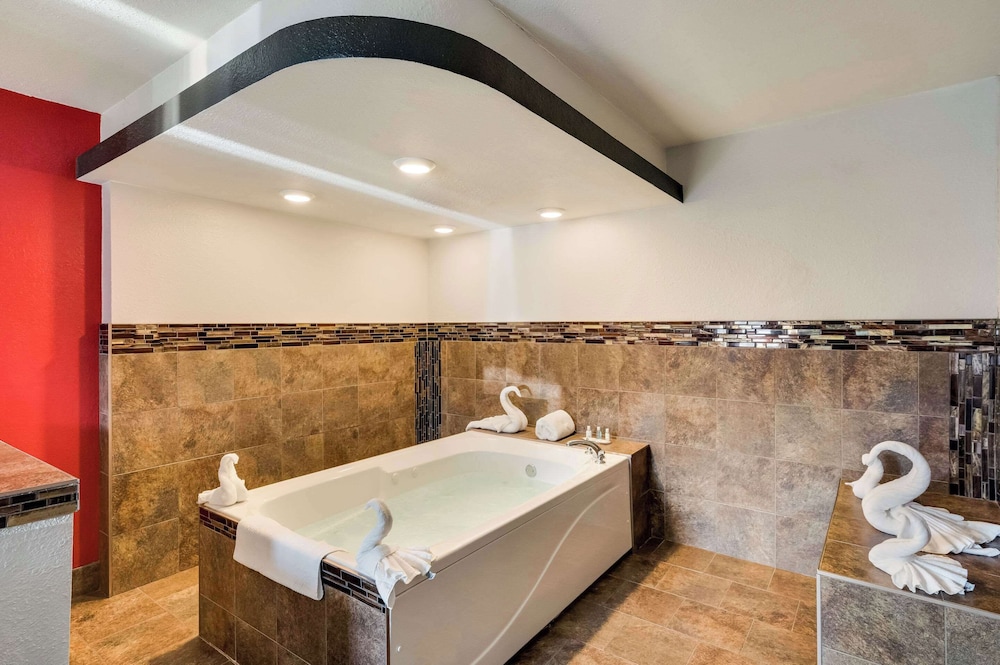 Suite, 1 King Bed With Sofa Bed, Non Smoking, Hot Tub photo 3