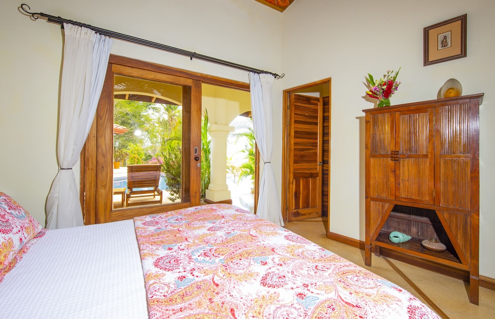 Room, 1 Queen Bed, Pool View photo 2