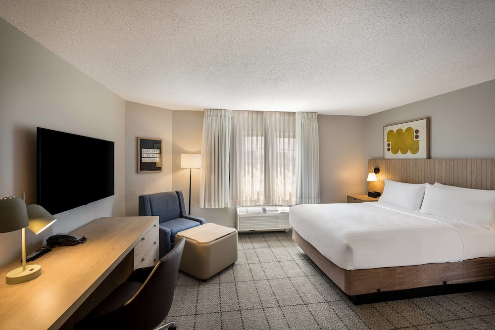 Room, 1 King Bed, Accessible - Photo 2