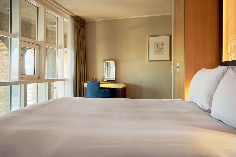 Family Room, 1 King Bed (Deluxe, Connecting Rooms)