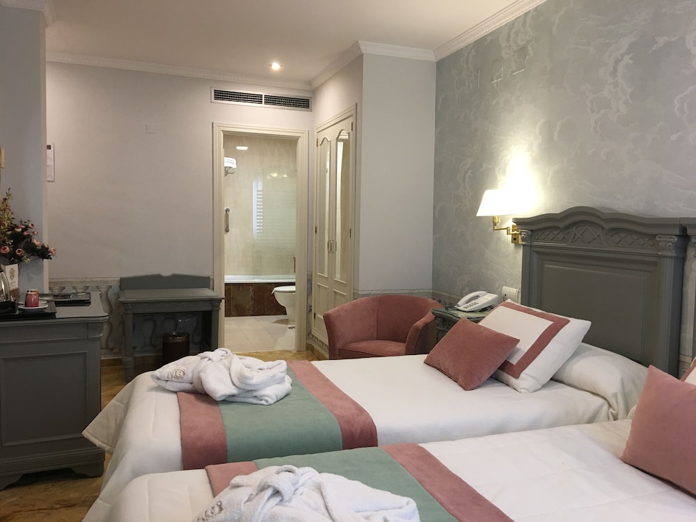 Standard Twin Room - Photo 10