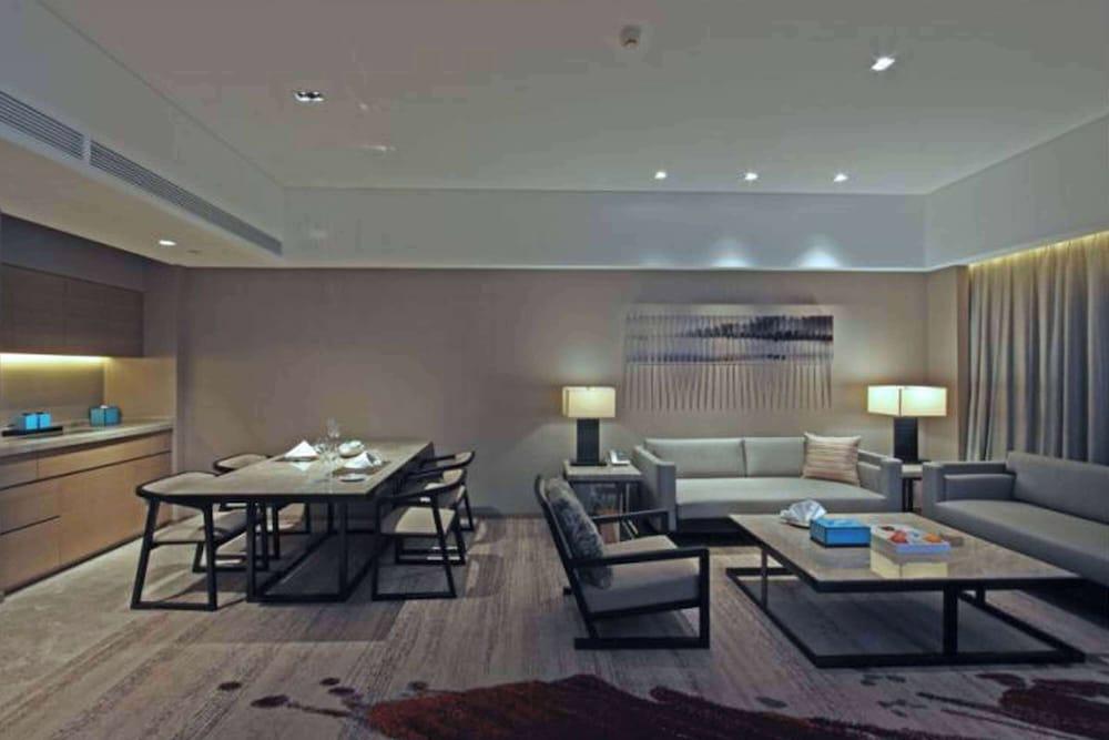 Deluxe Suite, 1 King Bed, Non Smoking photo 1