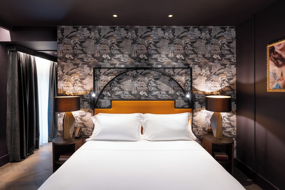 Deluxe Room thumbnail 5