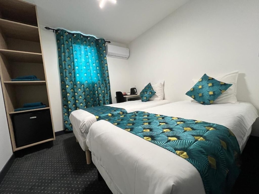 Twin Room with Shower - Photo 1