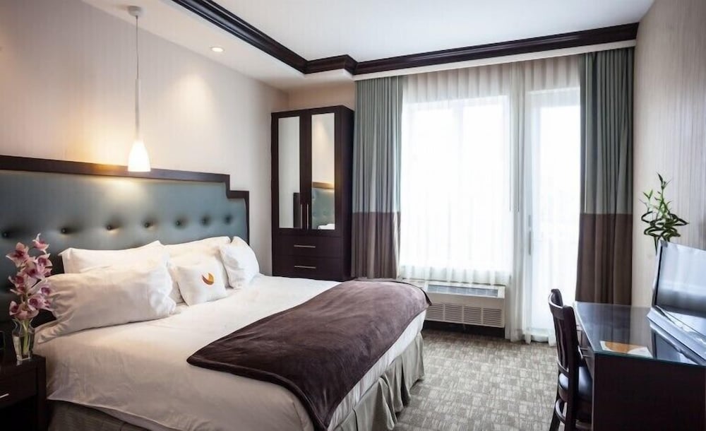 King Room with Balcony - Photo 2