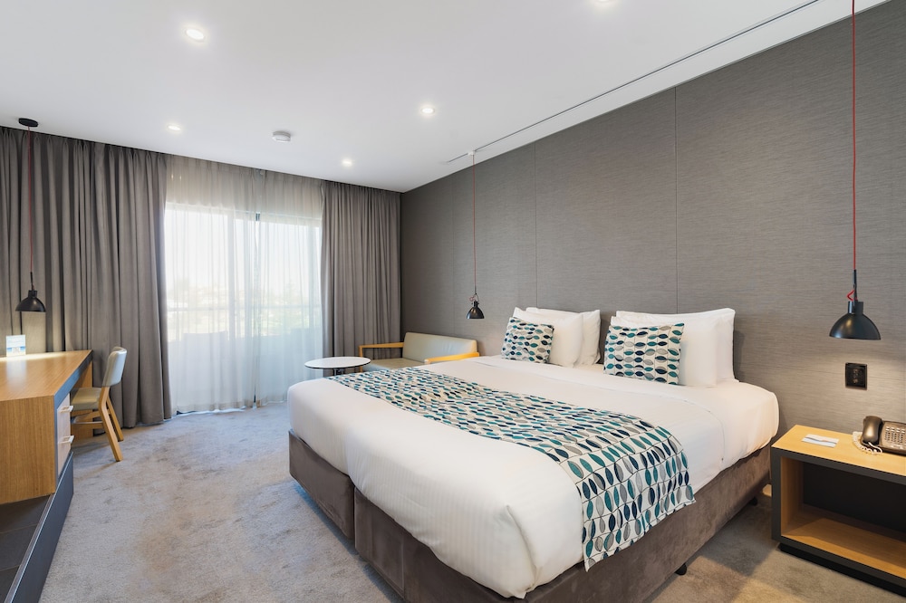 Deluxe Room, 1 King Bed, City View photo 1