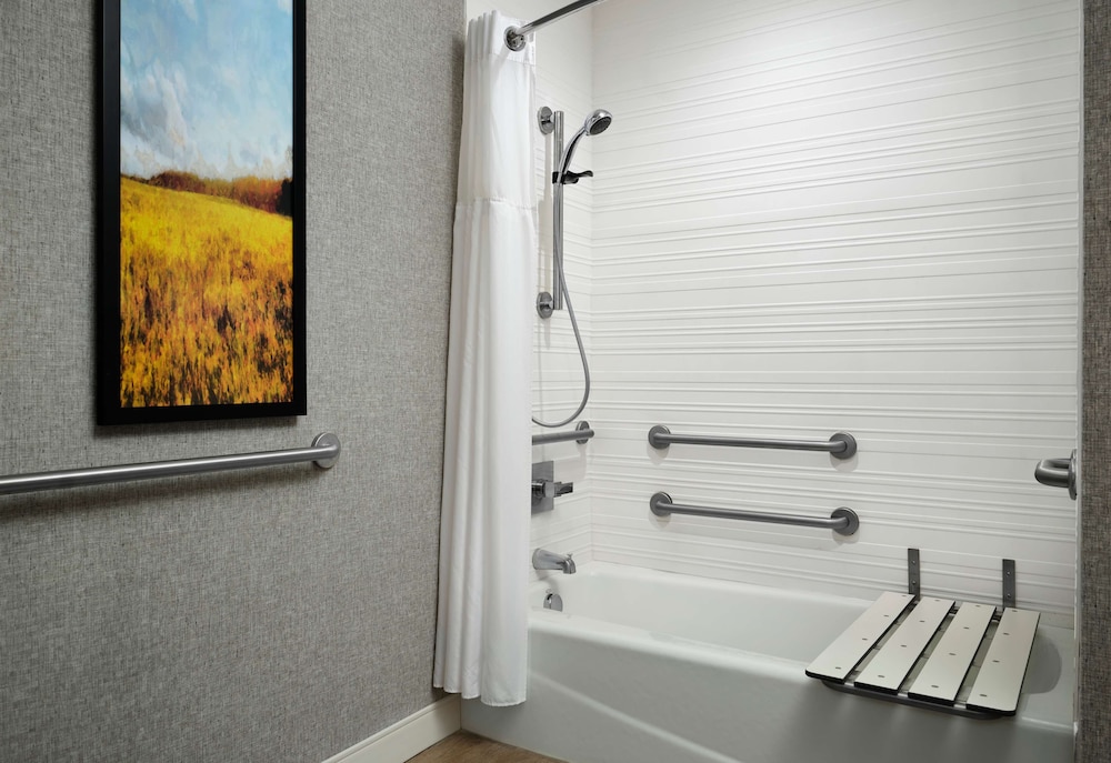 Room, 2 Queen Beds, Accessible, Bathtub (Mobility & Hearing) - Photo 5
