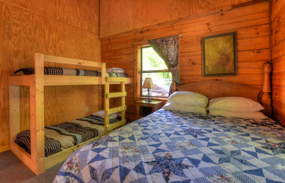 Comfort Cabin, 4 Bedrooms, Jetted Tub photo 2