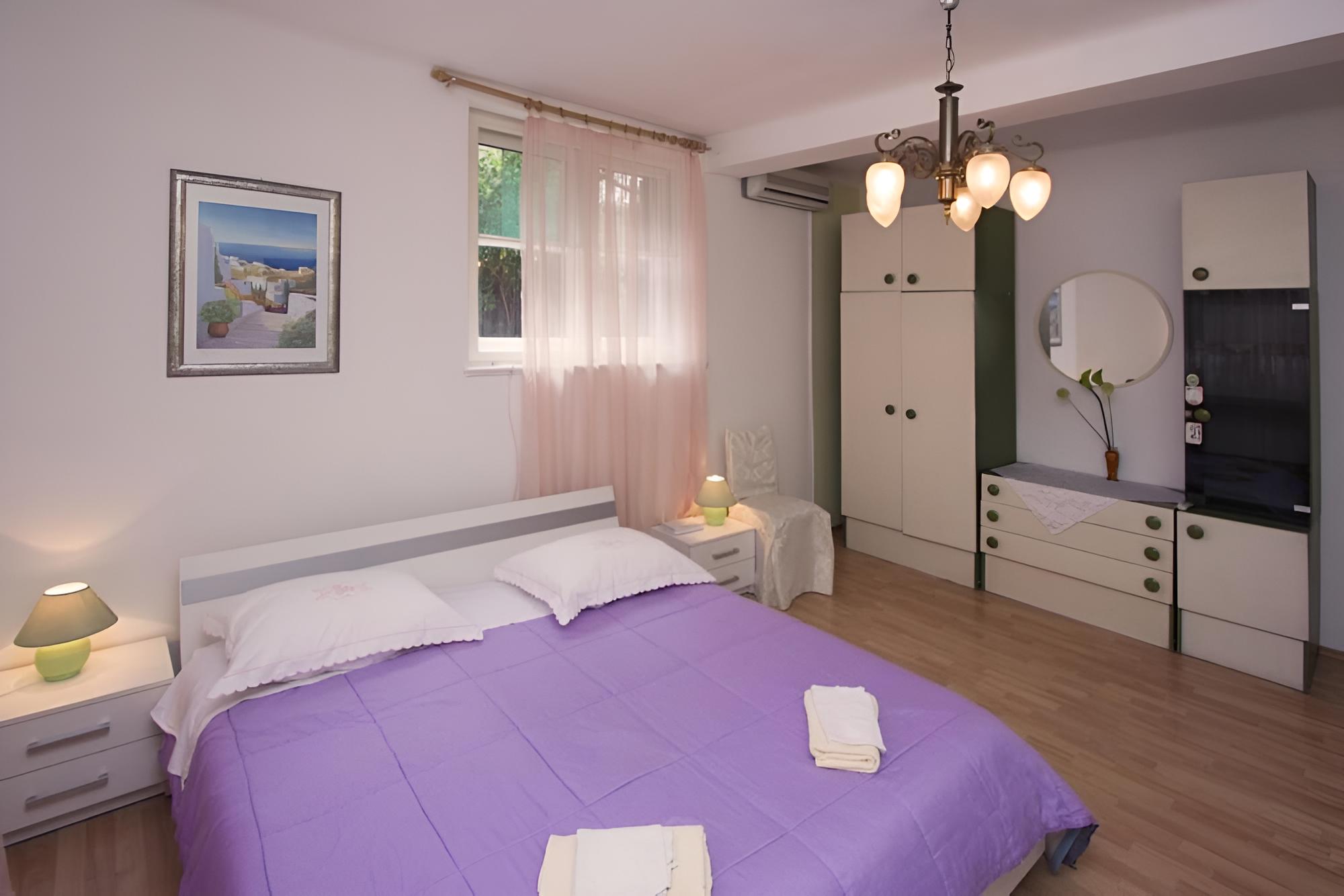Apartment (Brane - great location & garden terra)