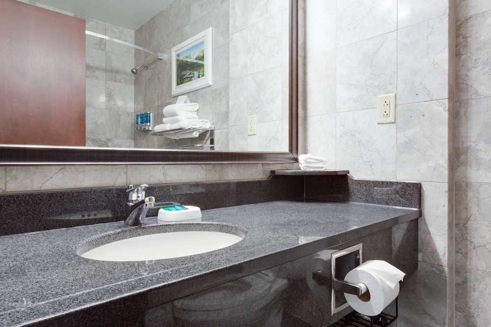 Suite, 1 King Bed with Sofa bed, Refrigerator & Microwave (Upper Floor, 2 Rooms, Sofabed) - Photo 5