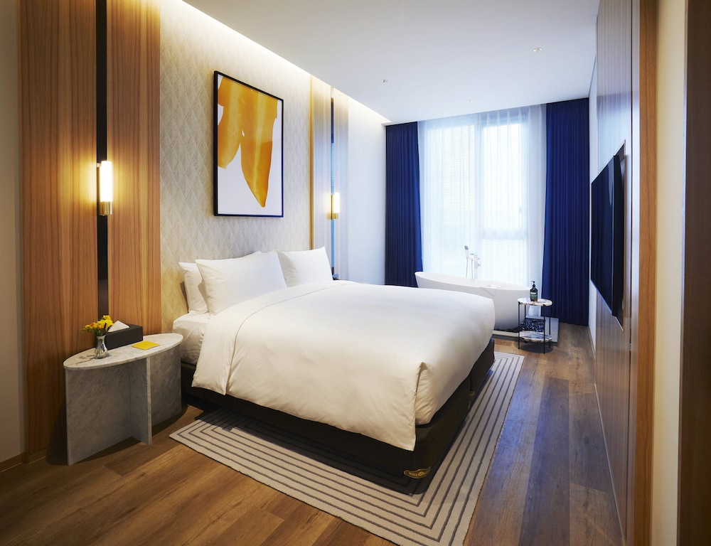 Suite, 1 Bedroom (Bath, Sofa Bed) - Photo 2