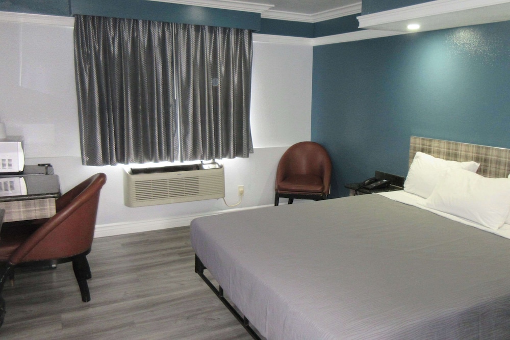 Basic Room, 1 King Bed, Accessible, Non Smoking