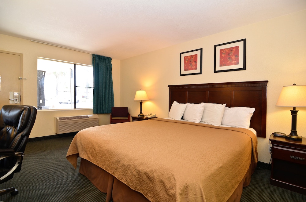 Standard Room, 1 King Bed, Non Smoking - Photo 18