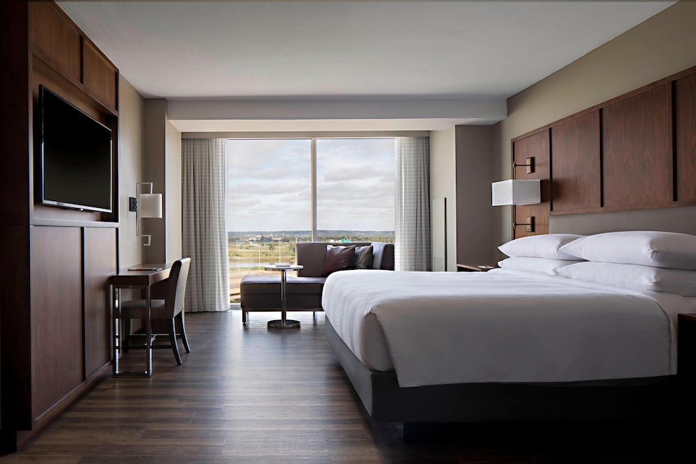 Classic Room, 1 King Bed (Mobility Accessible, Tub) photo 2