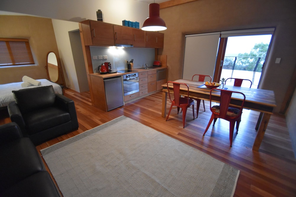 Stylish Straw Bale Studio With Sun Deck And Sea Views photo 3