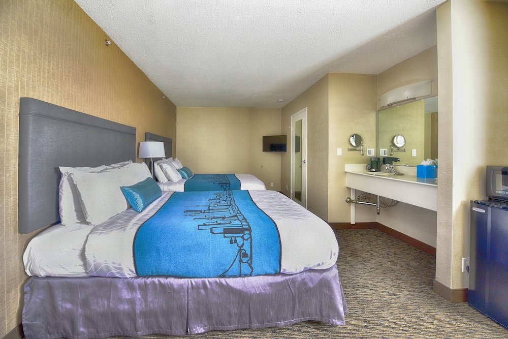 Luxury Suite, 2 Queen beds, Living/Dining area photo 1