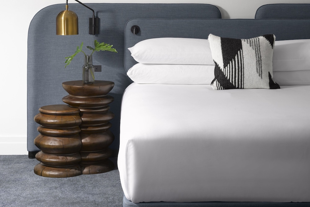Premium Room, 1 King Bed (Mobility Accessible, Tub) - Photo 3