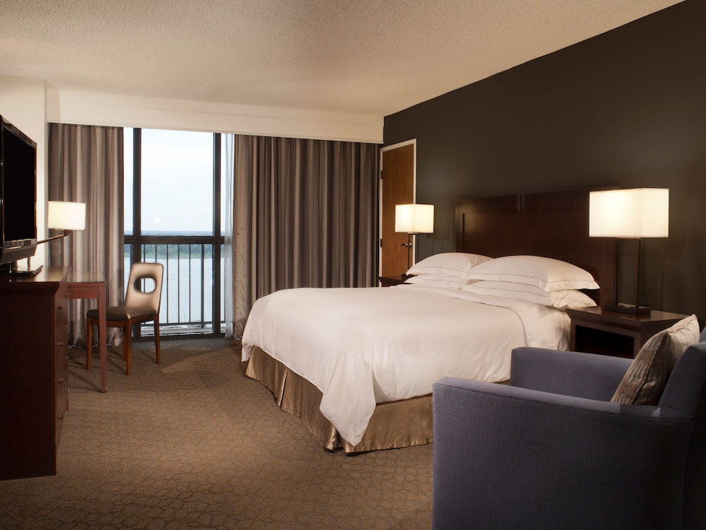 Suite, 1 King Bed, Accessible (Mobility & Hearing, Roll-in Shower) photo 2