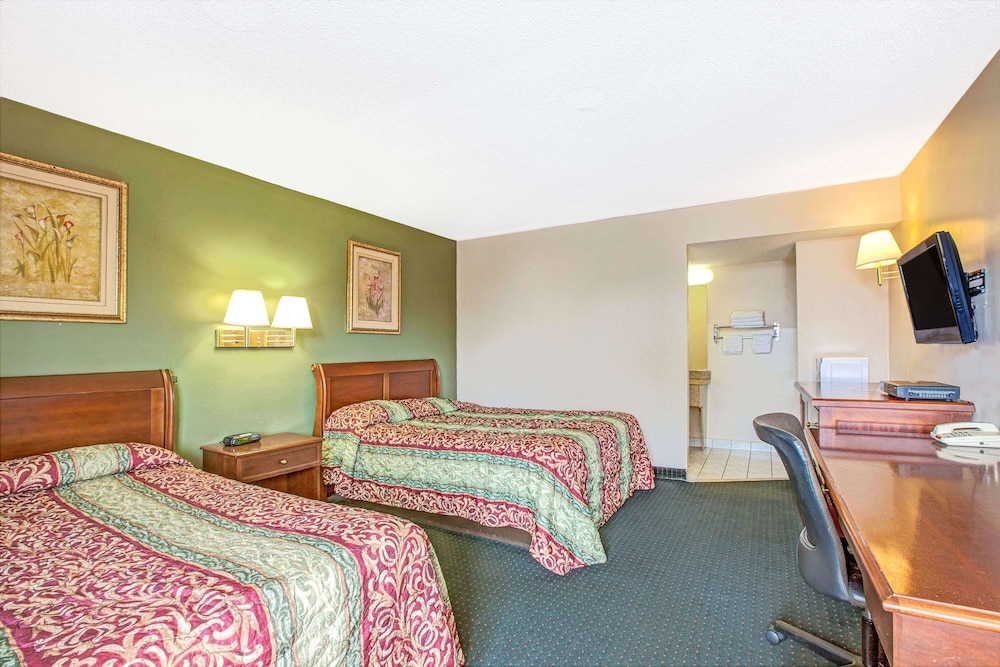 Room, 2 Queen Beds - Photo 1