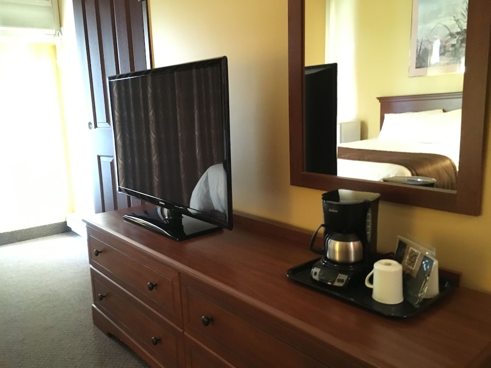 Standard Room, 1 Queen Bed photo 2
