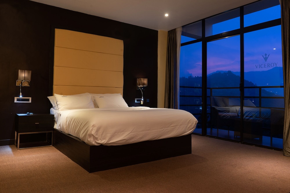 Luxury Room, 1 Queen Bed, Mountain View photo 2