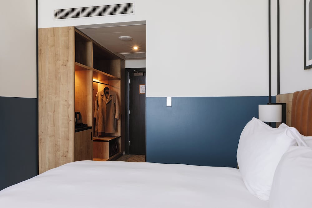Premium Room, 1 Queen Bed - Photo 10