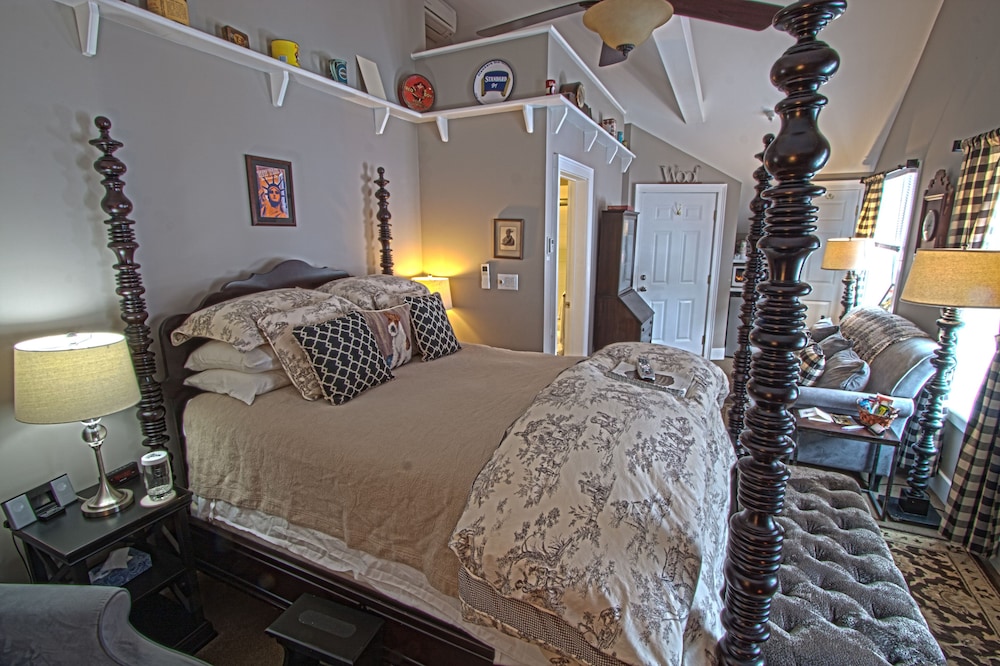 Comfort Studio Suite, 1 Queen Bed, Ensuite photo 2