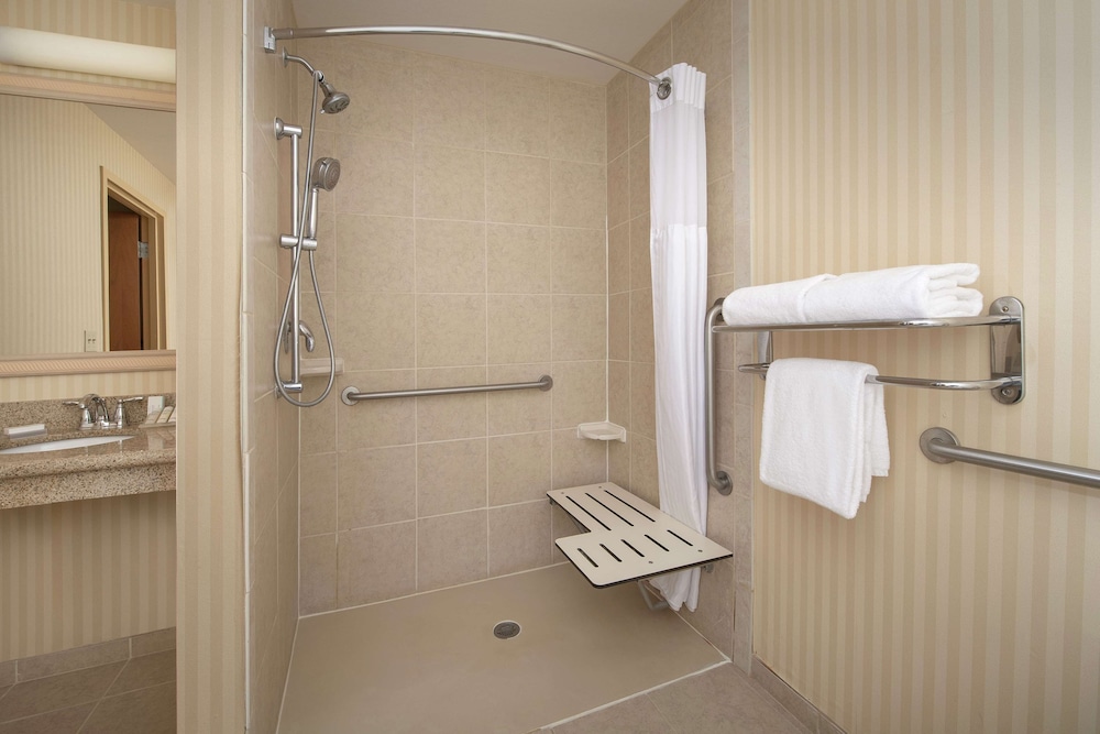 Room, 1 King Bed, Accessible (Mobility & Hearing, Roll-In Shower) - Photo 3