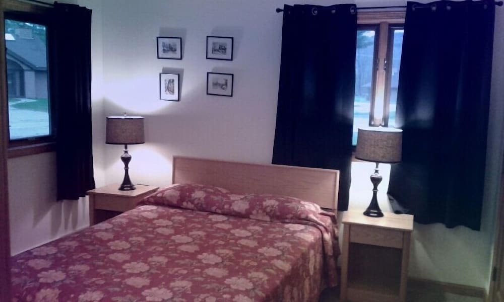 Suite, 2 Bedrooms, Kitchen, Golf Course OR Mountain View photo 1