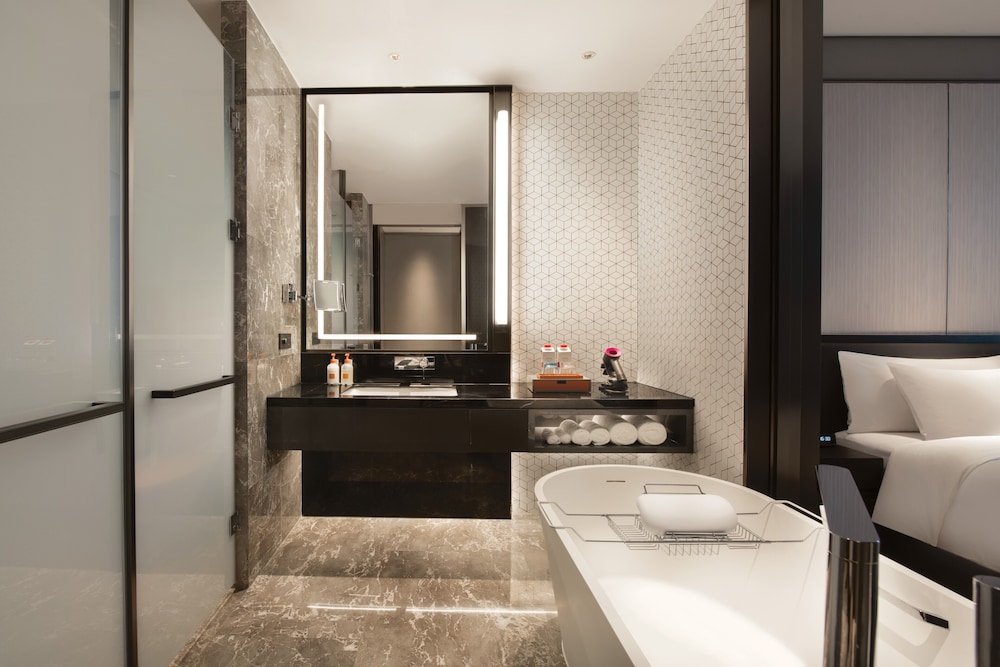 Premium Room, 1 King Bed, Club Lounge Access - Photo 3