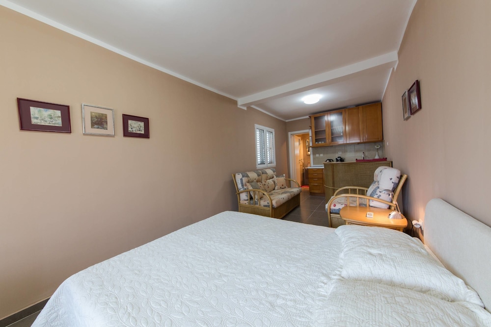 Studio, 1 Queen Bed, Kitchenette, Pool View photo 2