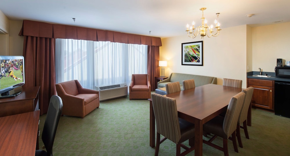 Suite, 1 King Bed, Non Smoking - Photo 2