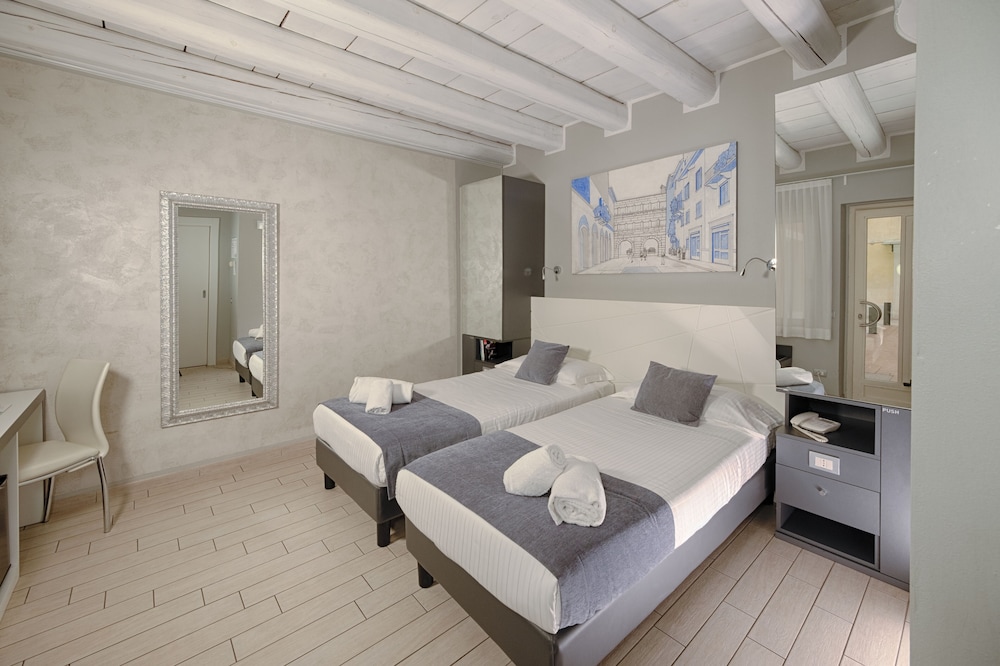 Standard Double Room, 2 Twin Beds, Annex Building photo 2