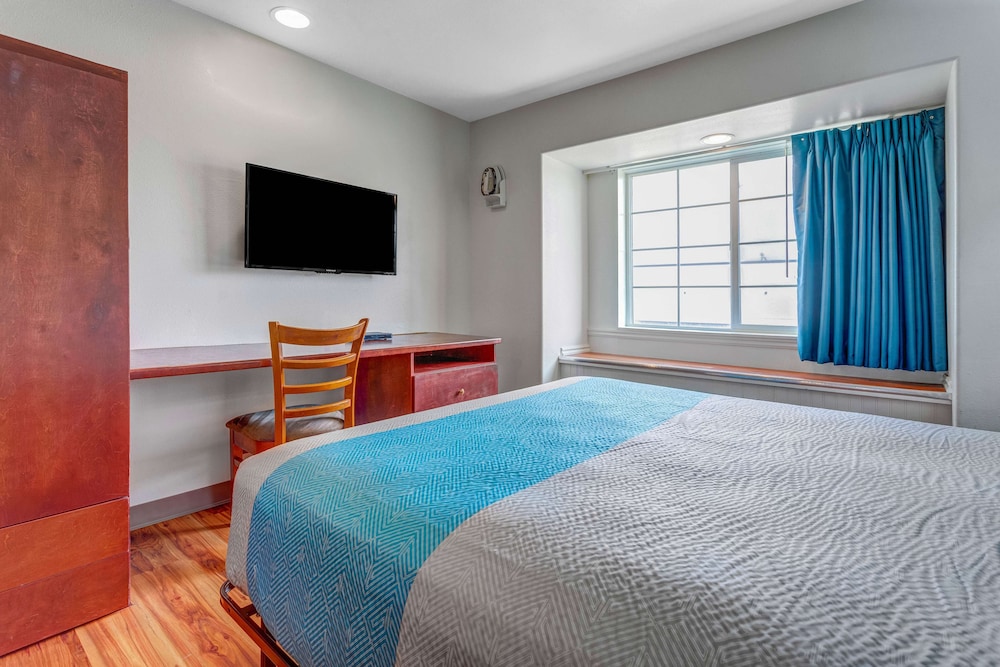 Deluxe Suite, 1 Queen Bed, Non Smoking, Hot Tub photo 2