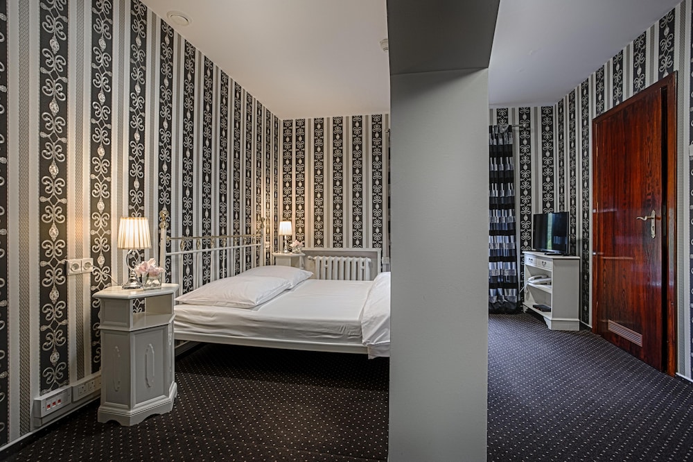 Magdalena von Waldersee Suite (open bathroom)