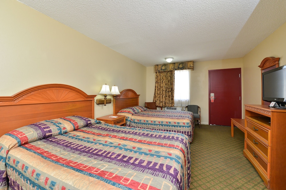 Room, 2 Double Beds, Kitchenette photo 3