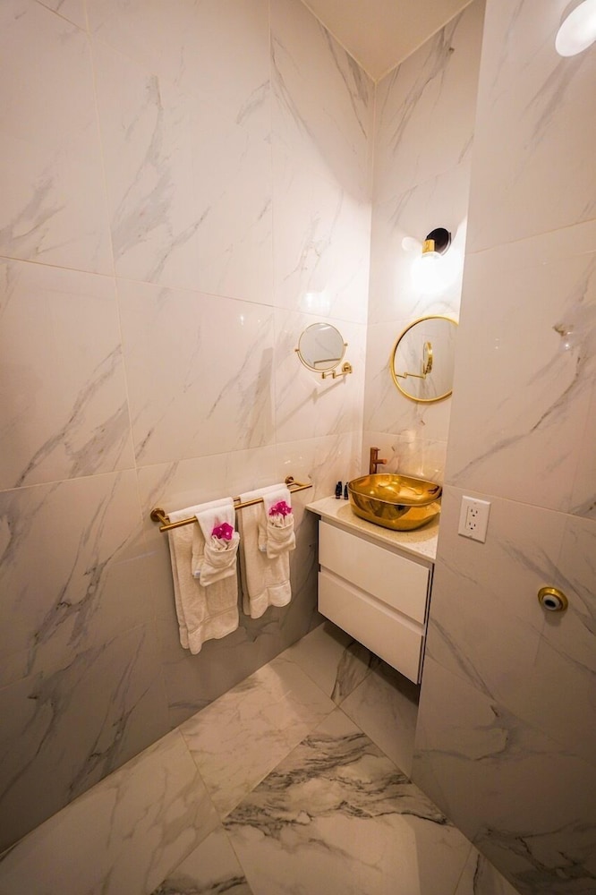 Deluxe Suite, Non Smoking, Partial Ocean View photo 3