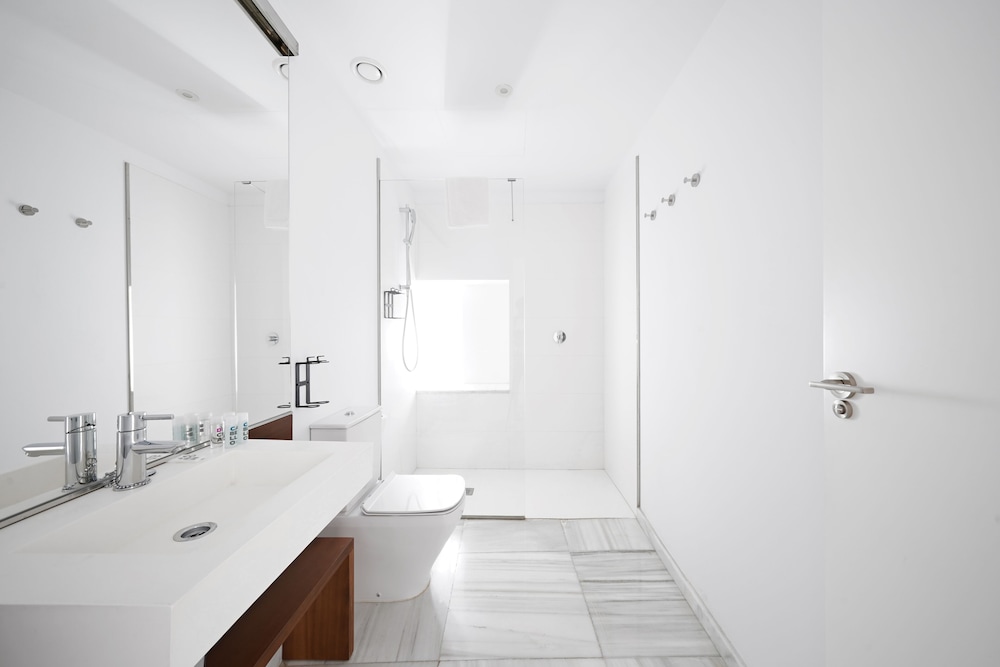 3 Bedroom Apartment - Photo 4