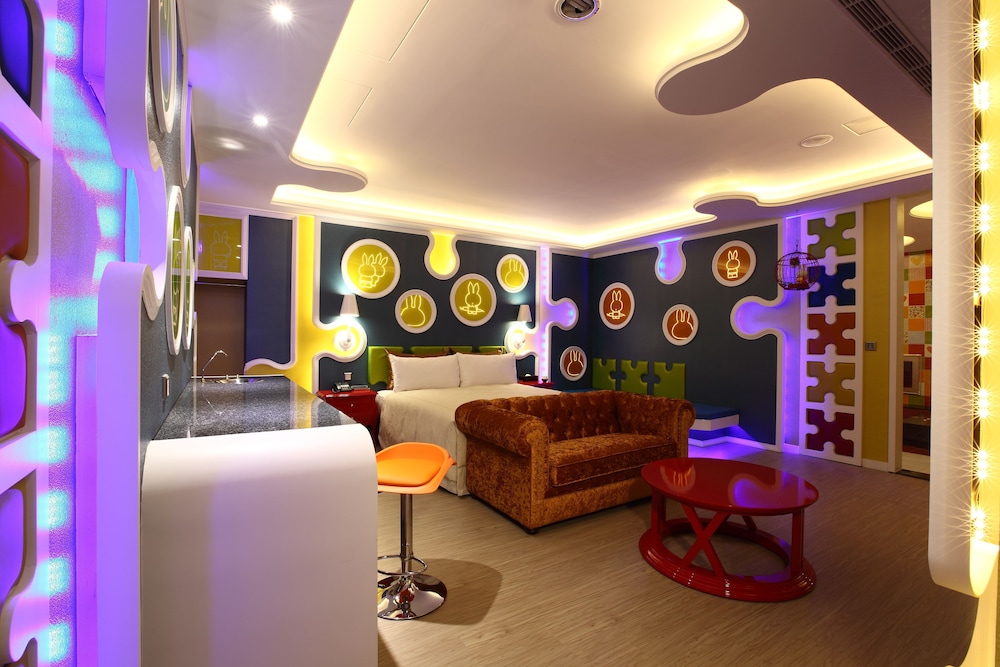 Fashion Room (Check-in at 9PM) Stay over 2 nights will need to pay extra fee