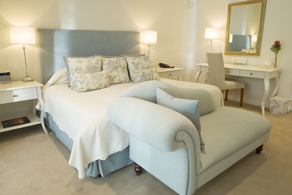 Suite, 1 King Bed, Poolside - Photo 3