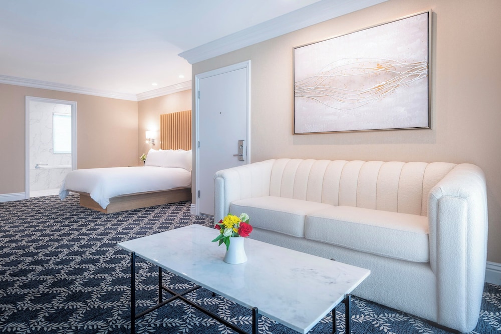 Junior Suite, 1 Queen Bed (Staircase Accessible Only)