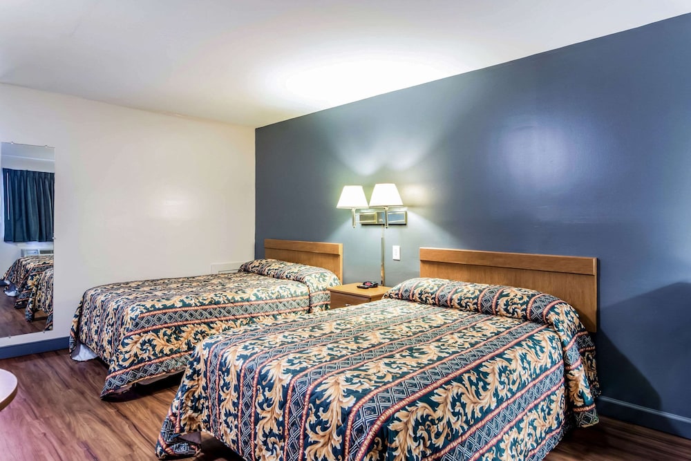 Standard Room, 2 Double Beds, Smoking - Photo 1
