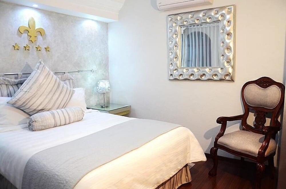 Quadruple Room, 2 Queen Beds, Private Bathroom photo 3