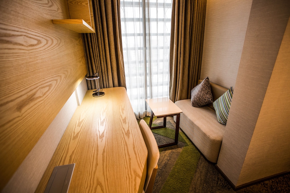 Premium Double Room, Refrigerator & Microwave photo 2