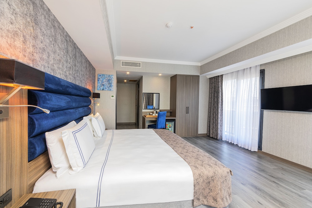 Deluxe Double Room thumbnail 5