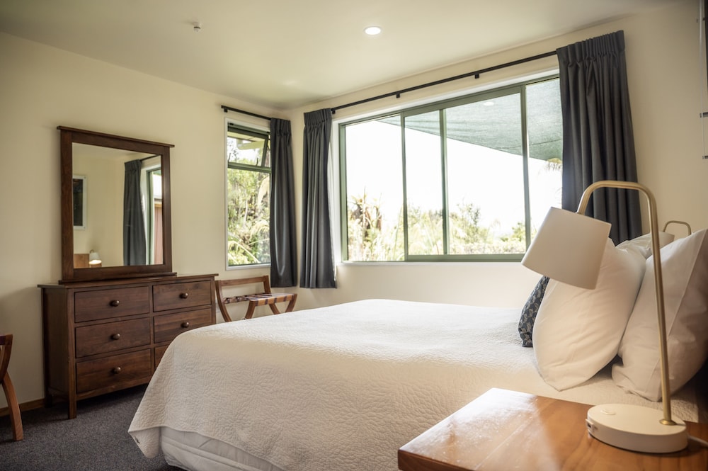Superior Cottage, 1 Queen Bed, Non Smoking, Hill View photo 2